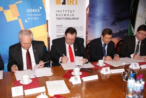 W Legnicy samorządowcy podpisali umowę w sprawie powiązań transportowych w Legnicko-Głogowskim  Obszarze Funkcjonalnym